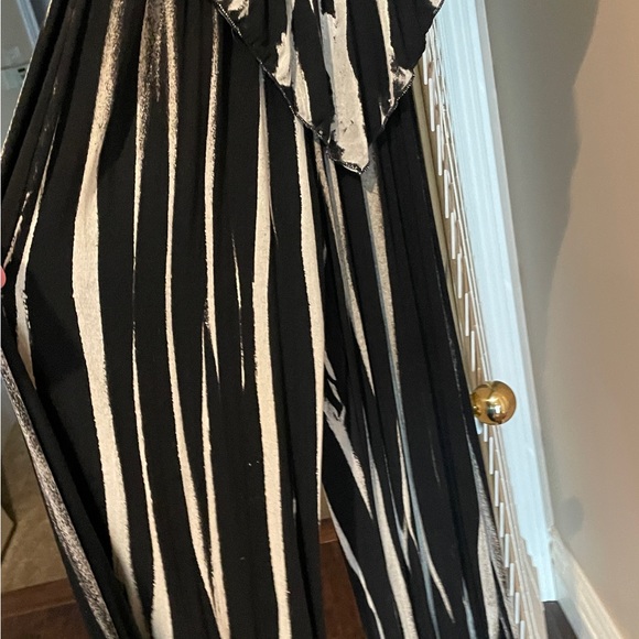 Ladies off the shoulder jumpsuit. Super comfy - Picture 2 of 3